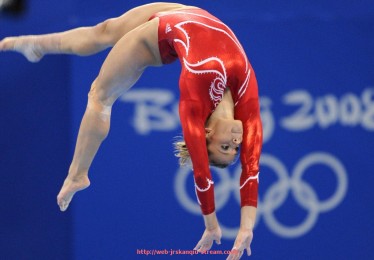 JRS低调看球-什么健身器材最适合锻炼臀部？针对性推荐分析